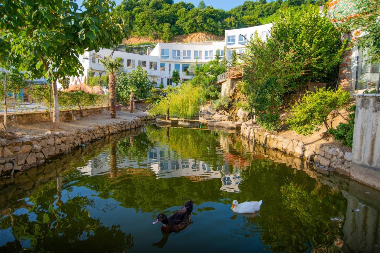 Arka Art Hotel Tirana Exteriör bild The duck pond