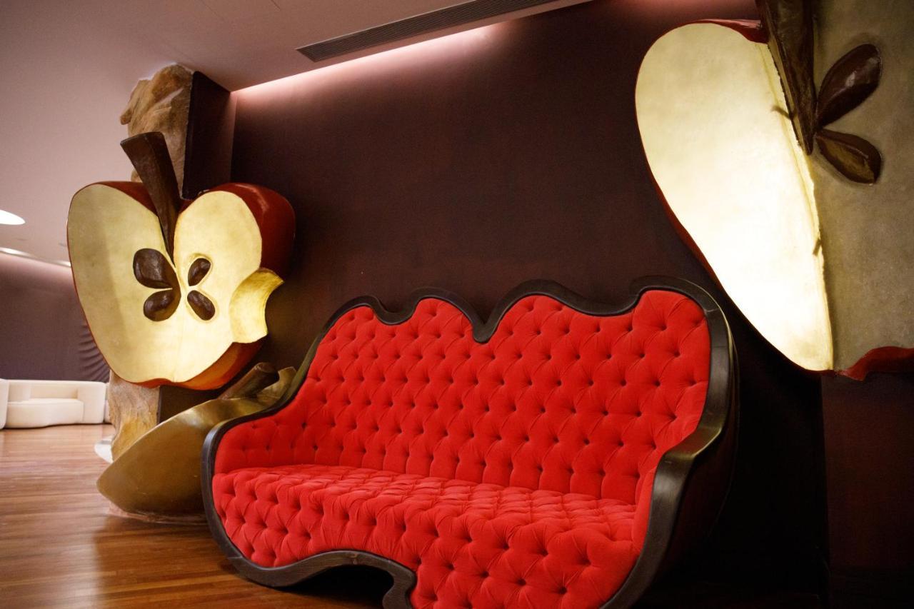 Arka Art Hotel Tirana Exteriör bild The Apple sofa