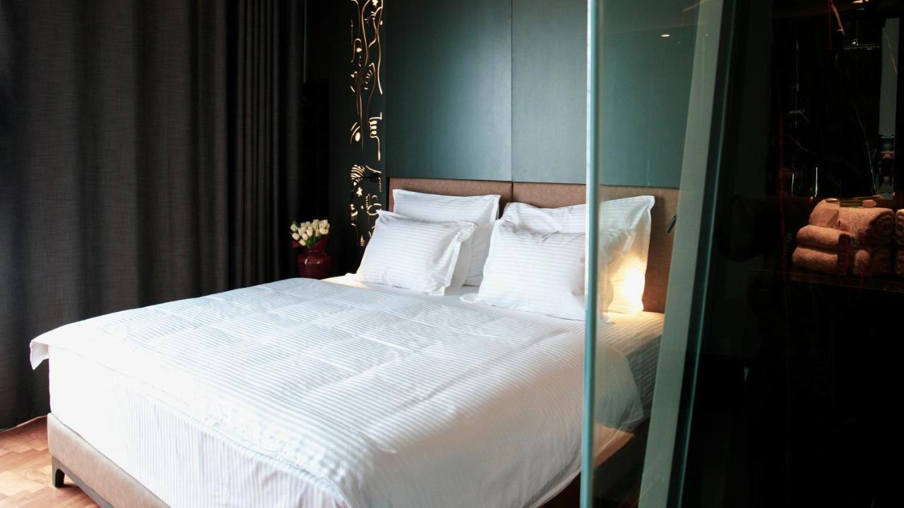 Arka Art Hotel Tirana Exteriör bild A bed with white sheets