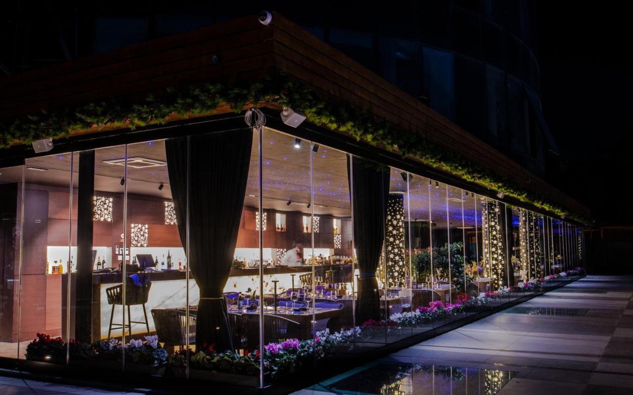 Arka Art Hotel Tirana Exteriör bild The restaurant at night