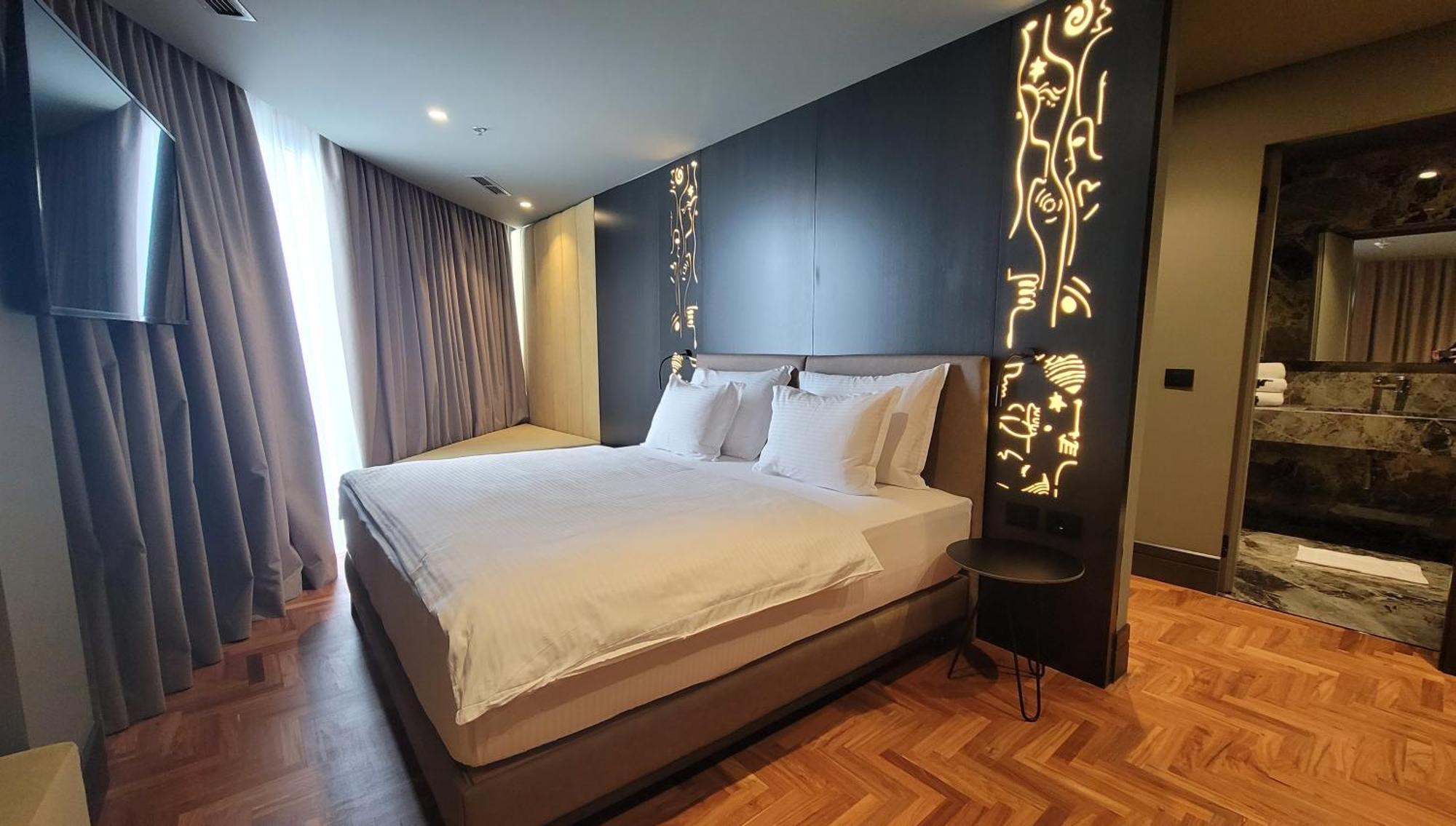 Arka Art Hotel Tirana Exteriör bild A bedroom at the hotel