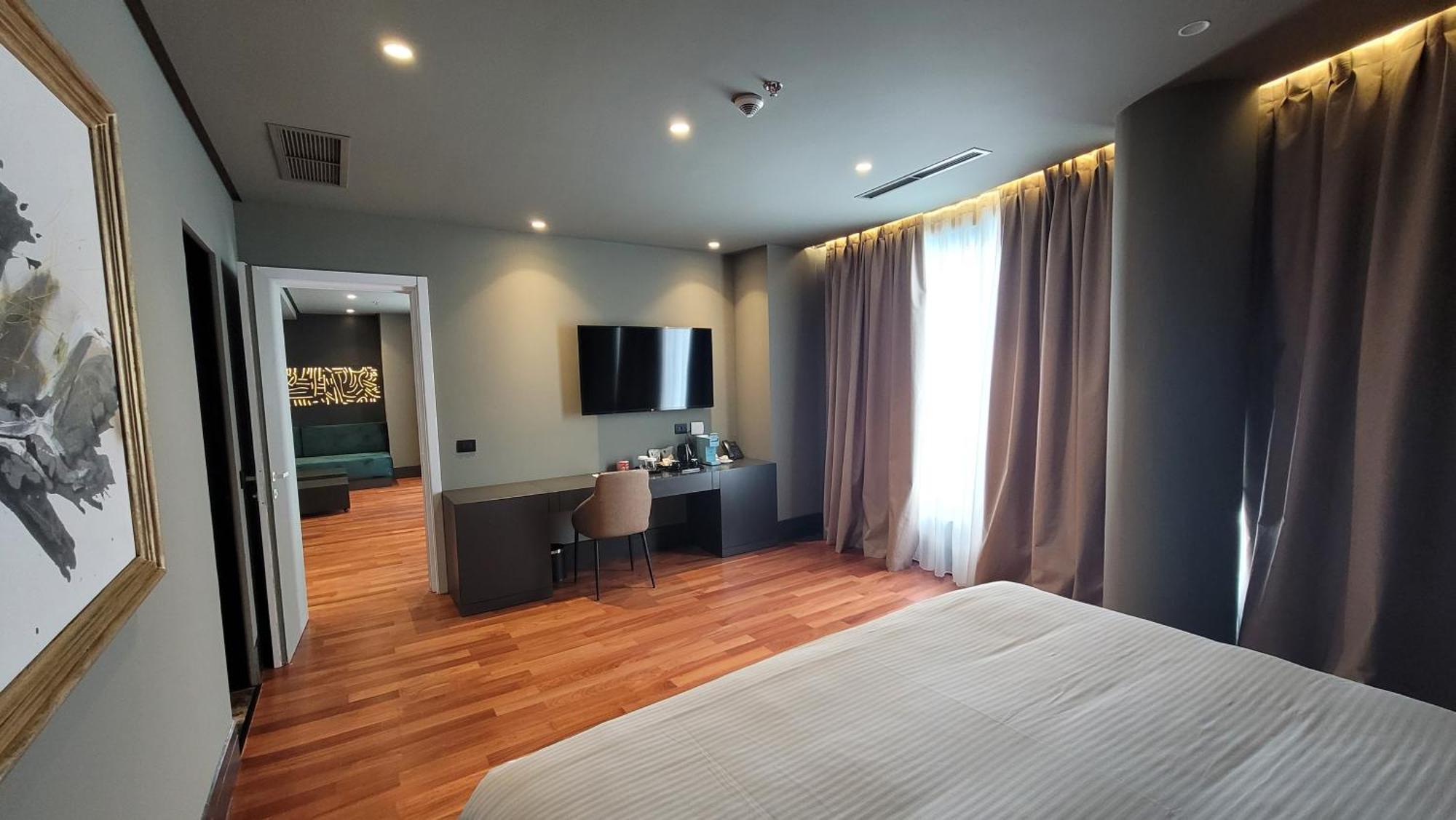 Arka Art Hotel Tirana Exteriör bild Suite room