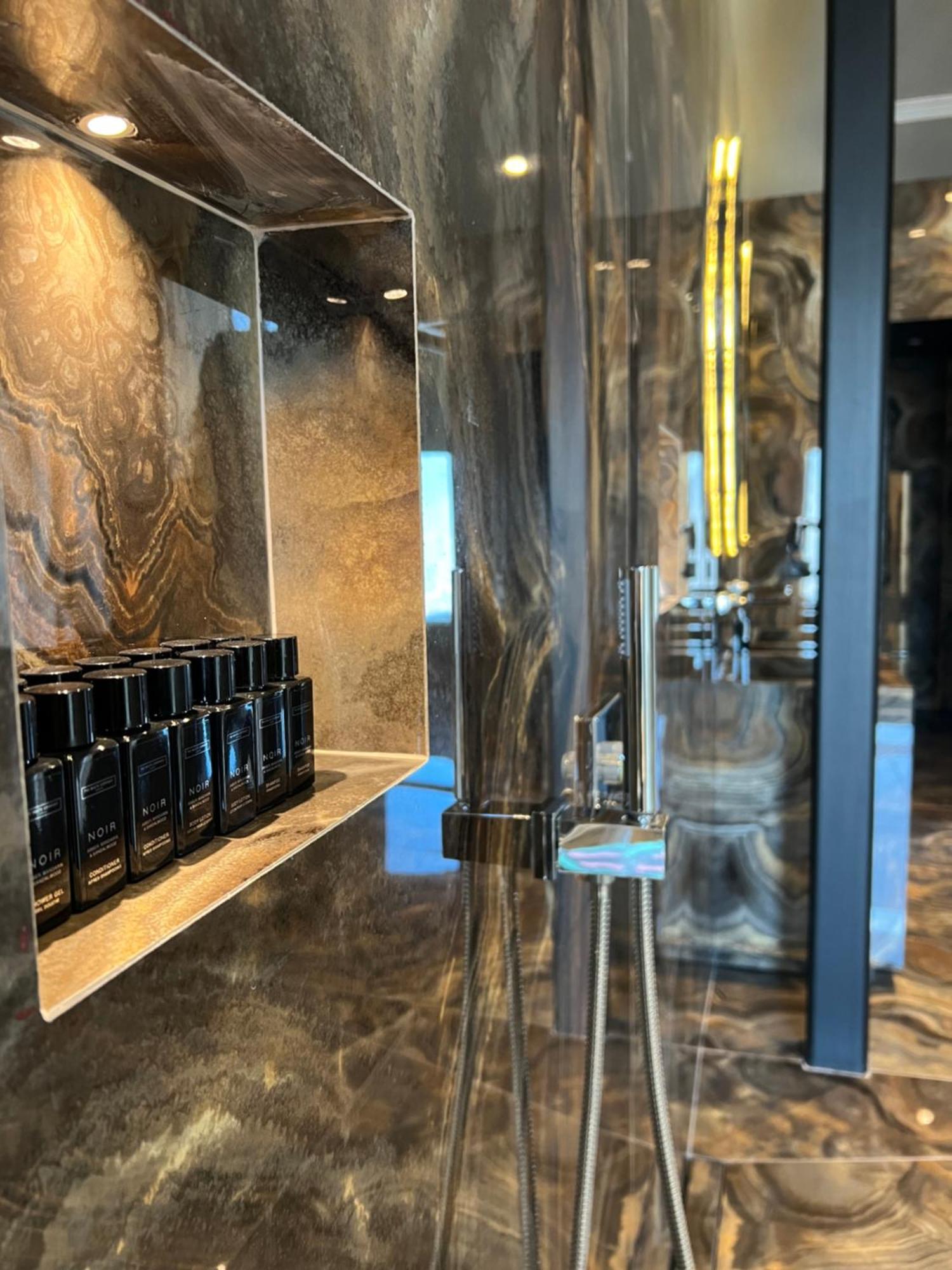 Arka Art Hotel Tirana Exteriör bild A typical shower