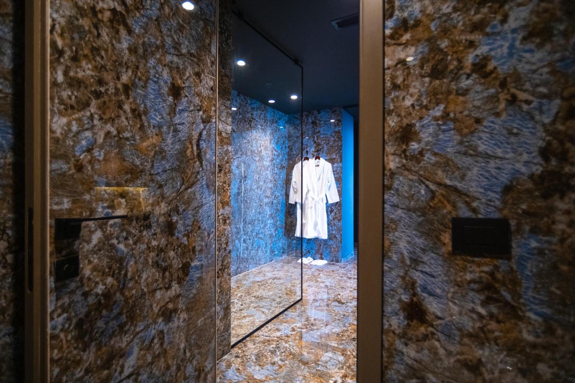 Arka Art Hotel Tirana Exteriör bild Bathroom