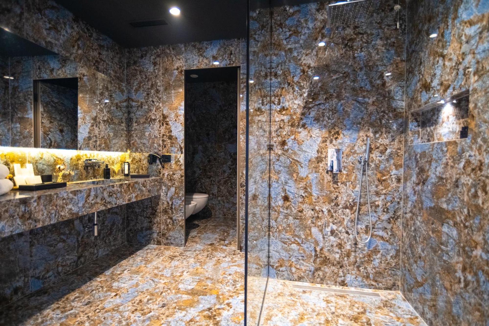 Arka Art Hotel Tirana Exteriör bild Bathroom in the hotel