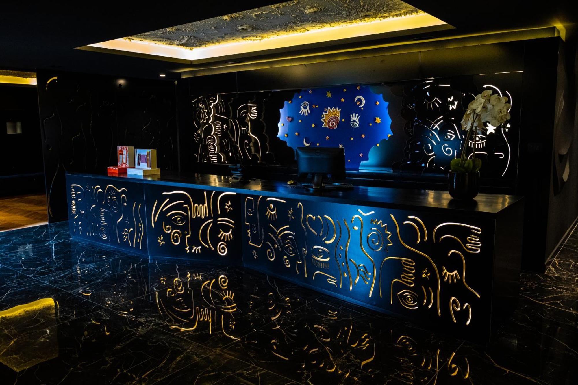 Arka Art Hotel Tirana Exteriör bild The reception desk at the hotel
