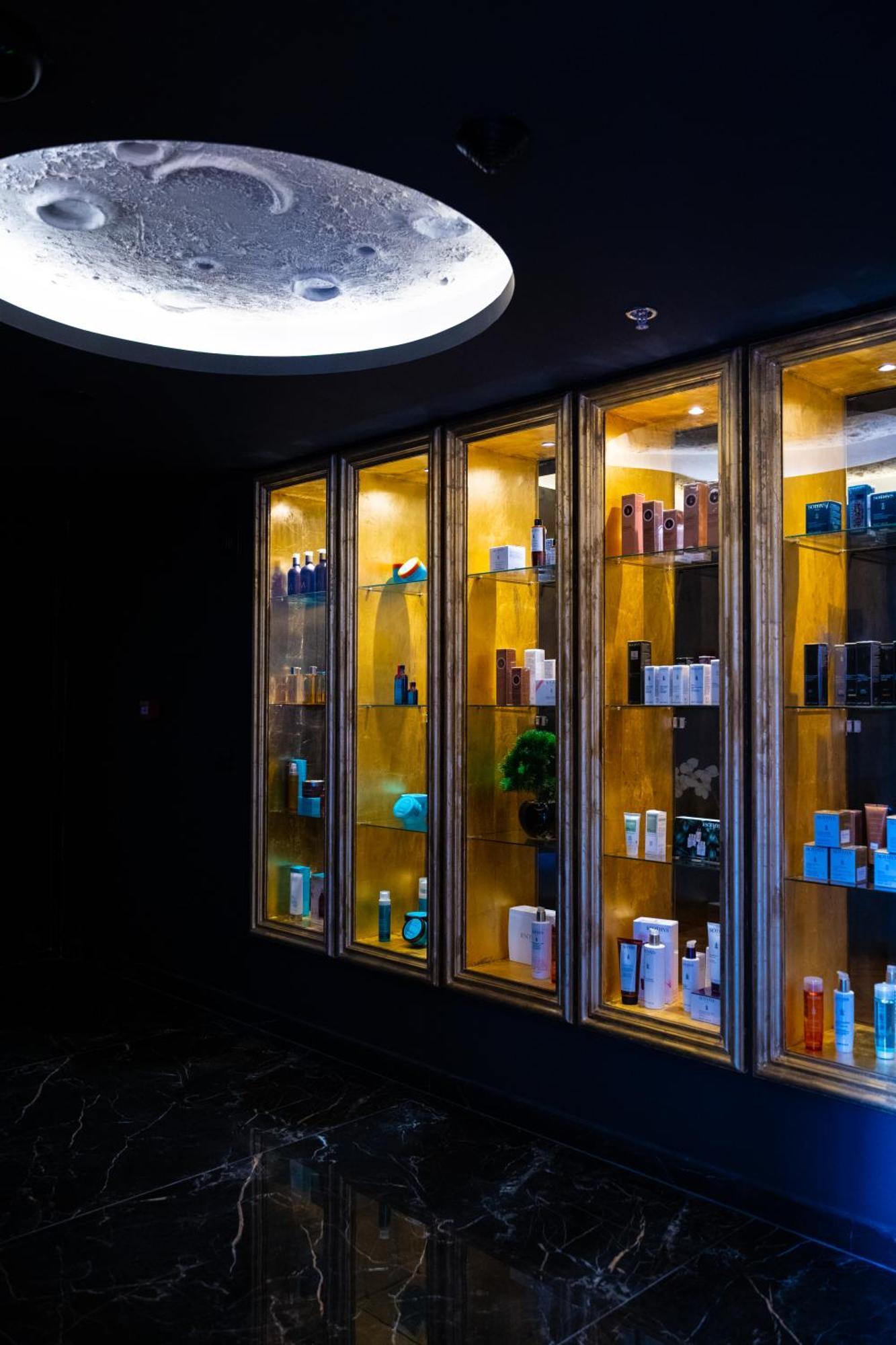 Arka Art Hotel Tirana Exteriör bild A display of products at a salon