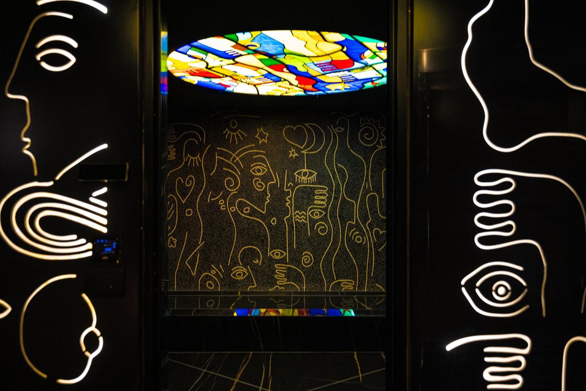 Arka Art Hotel Tirana Exteriör bild The stained glass window in the elevator