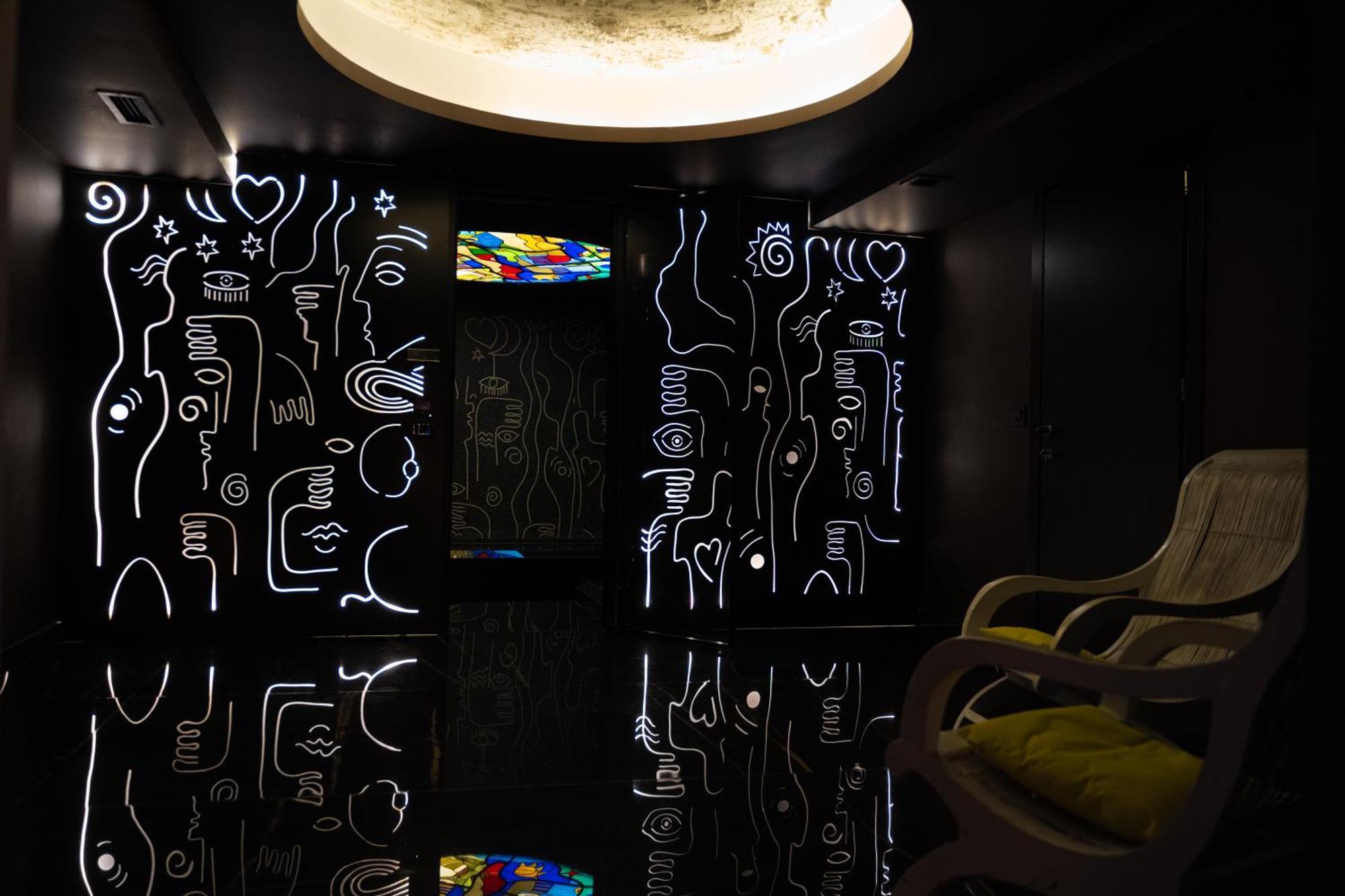 Arka Art Hotel Tirana Exteriör bild The interior of the elevator