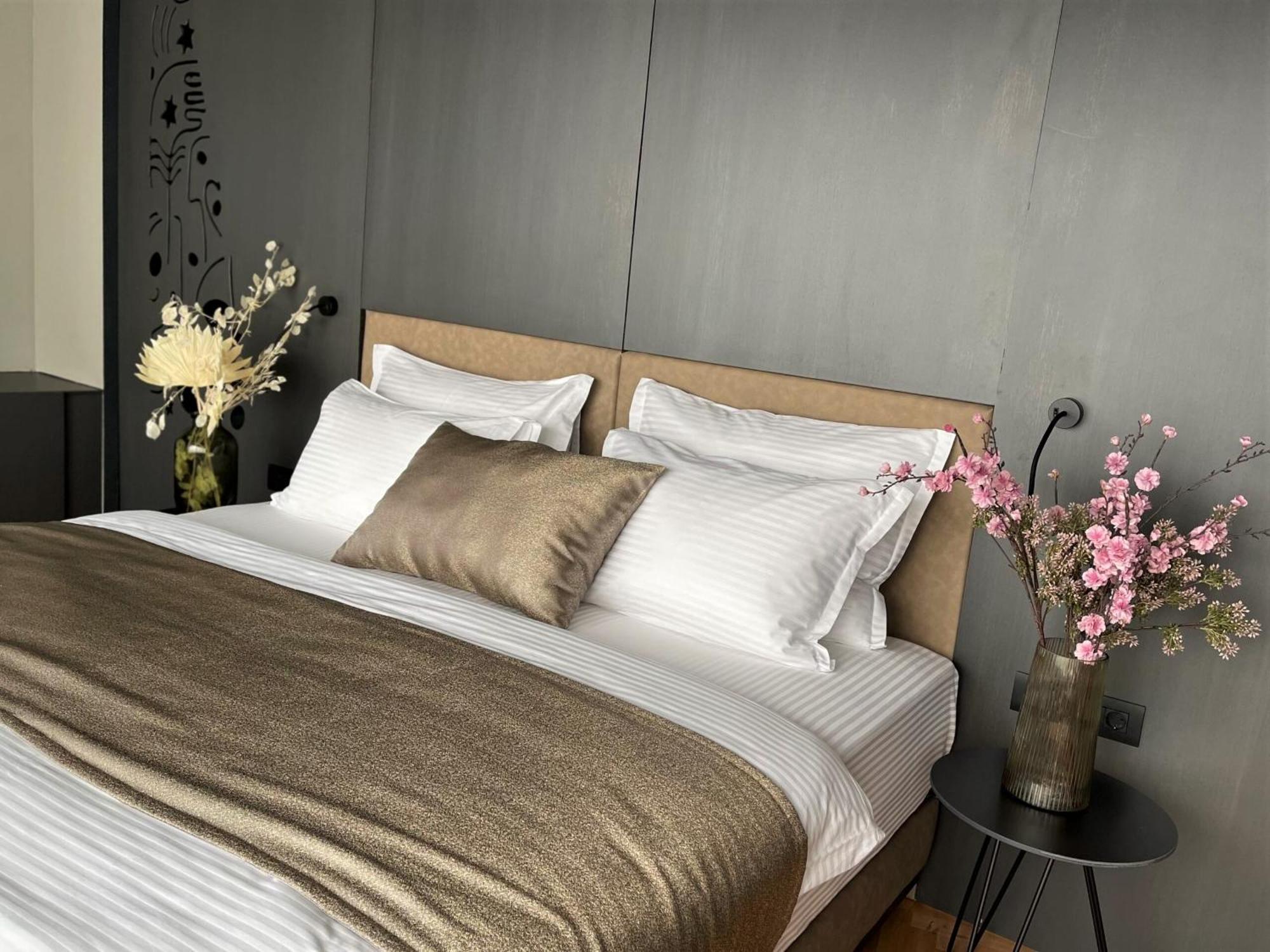 Arka Art Hotel Tirana Exteriör bild A bed with bed linen