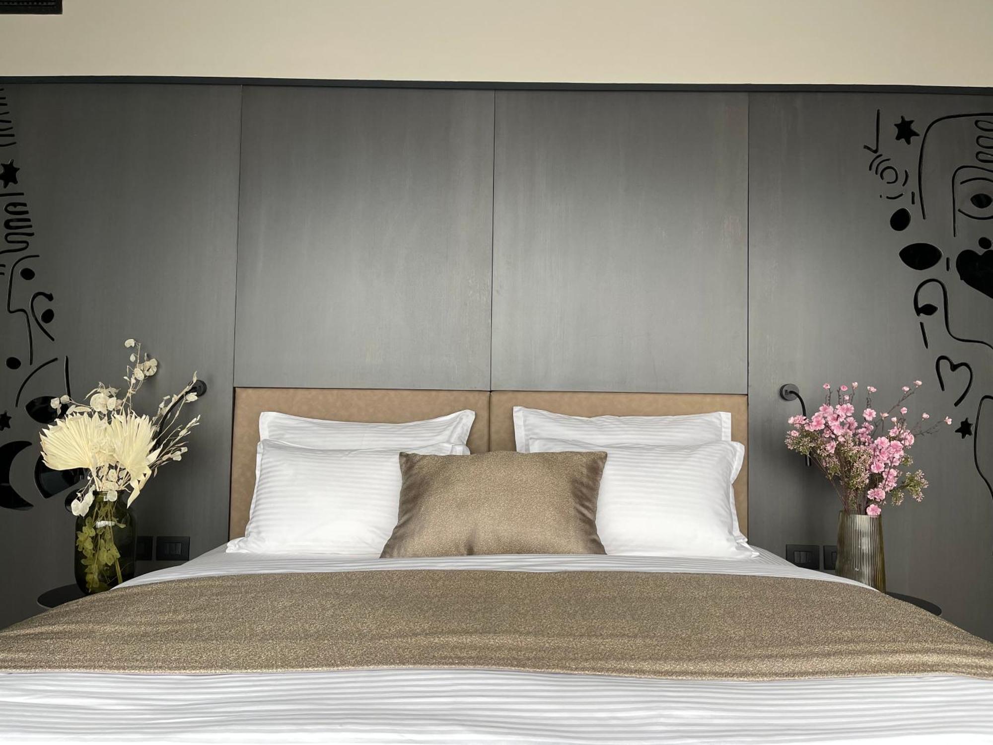 Arka Art Hotel Tirana Exteriör bild A bedroom