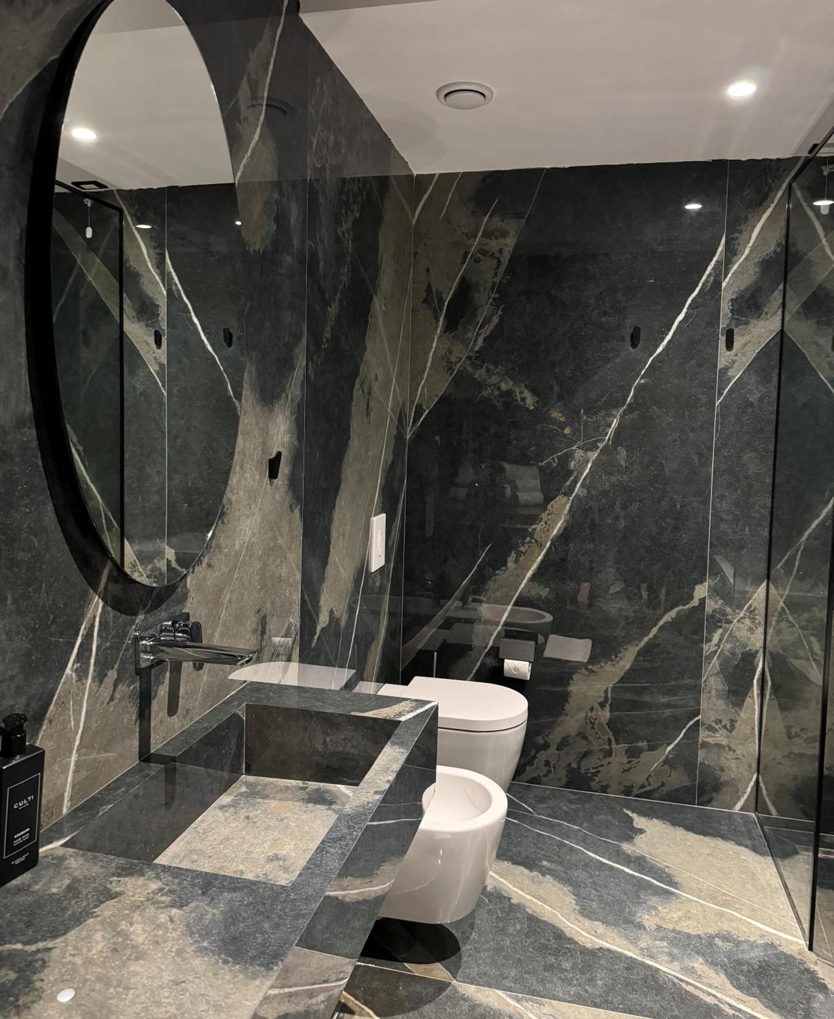 Arka Art Hotel Tirana Exteriör bild Bathroom in the house